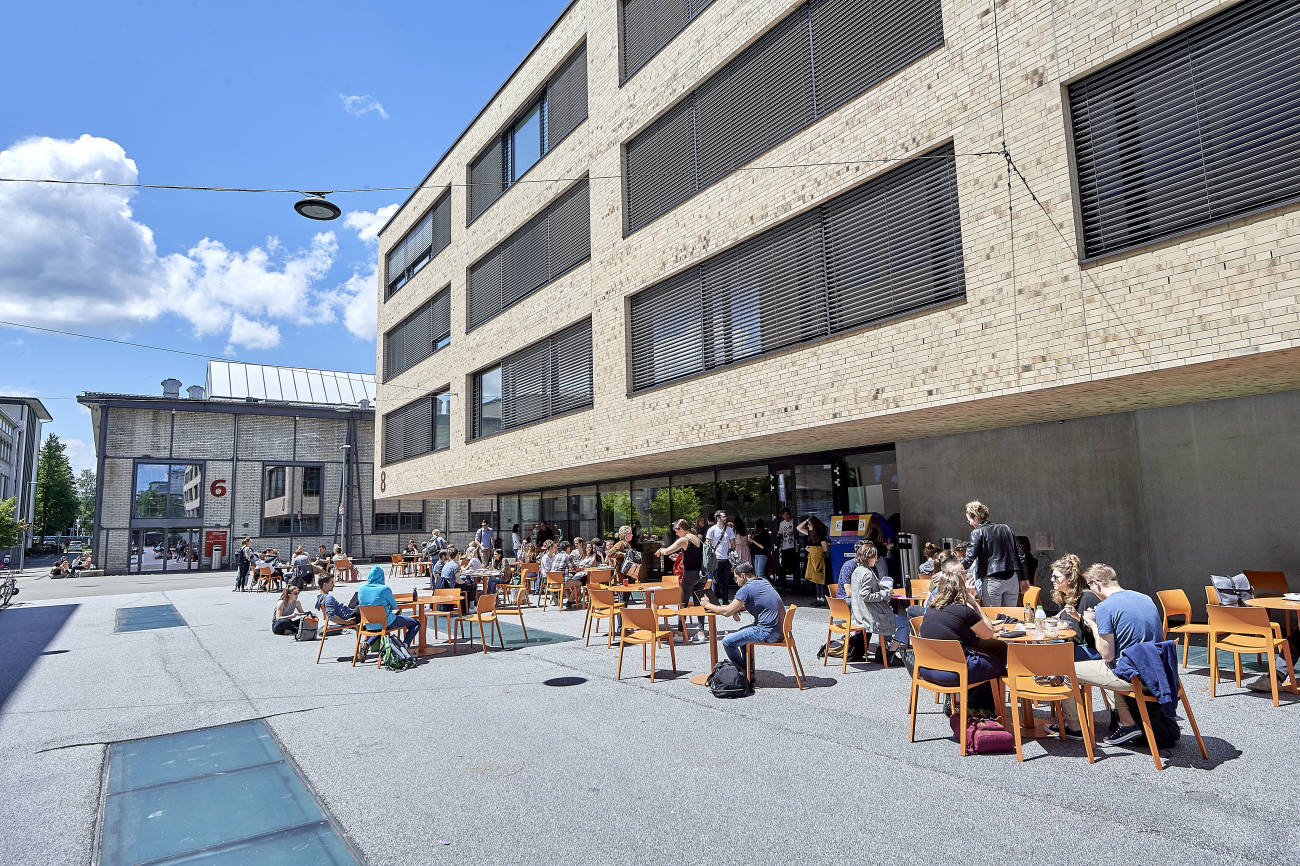 Menschen vor einem Gebäude der PHBern